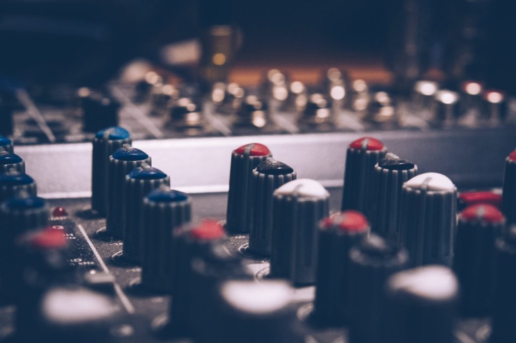 Mixing console with knobs